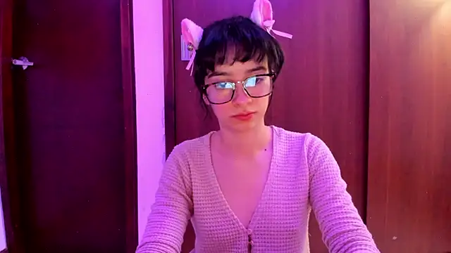 Snapshot of _Lunnaa_ chatting on March 3, 12:48 am Lunnaa online show from March 3, 12:48 am