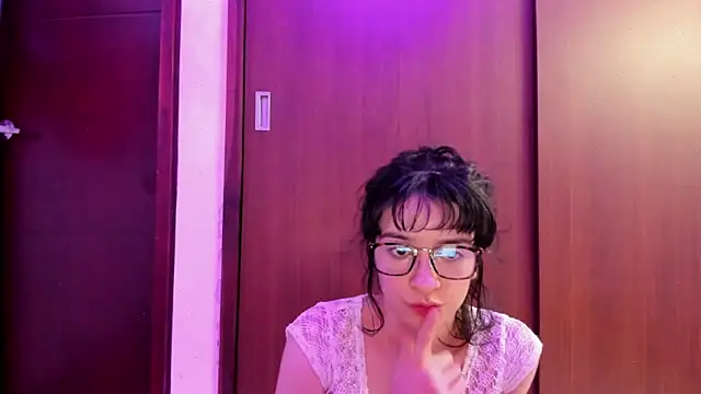 Snapshot of _Lunnaa_ chatting on March 15, 4:13 am Lunnaa online show from March 15, 4:13 am