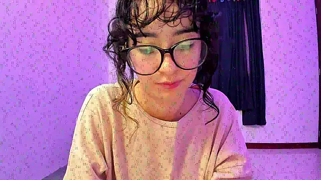 Snapshot of _Lunnaa_ chatting on November 23, 12:43 am Lunnaa online show from November 23, 12:43 am
