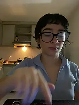 Snapshot of _Lunnaa_ chatting on April 28, 1:59 am Lunnaa online show from April 28, 1:59 am