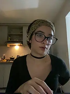 Snapshot of _Lunnaa_ chatting on May 6, 12:19 am Lunnaa online show from May 6, 12:19 am