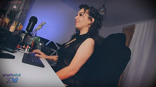 Snapshot of LisaDove chatting on December 20, 1:03 am LisaDove online show from December 20, 1:03 am