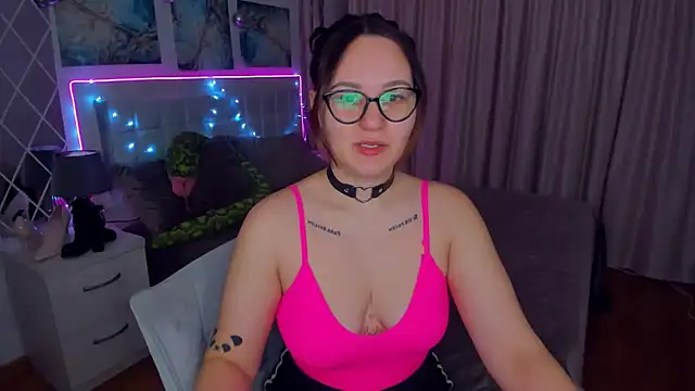 Snapshot of EsterLogan chatting on December 31, 5:44 am EsterLogan online show from December 31, 5:44 am