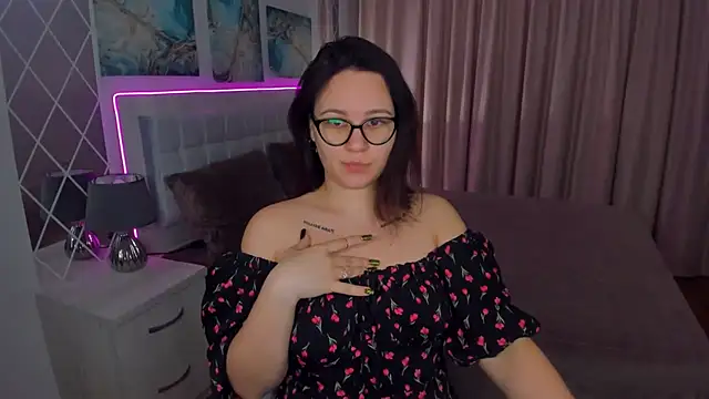 Snapshot of EsterLogan chatting on January 19, 5:37 am EsterLogan online show from January 19, 5:37 am