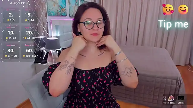 Snapshot of EsterLogan chatting on February 1, 1:20 pm EsterLogan online show from February 1, 1:20 pm