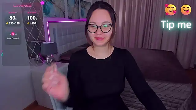 Snapshot of EsterLogan chatting on February 9, 5:50 am EsterLogan online show from February 9, 5:50 am