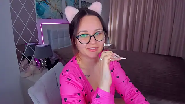 Snapshot of EsterLogan chatting on February 11, 12:37 pm EsterLogan online show from February 11, 12:37 pm