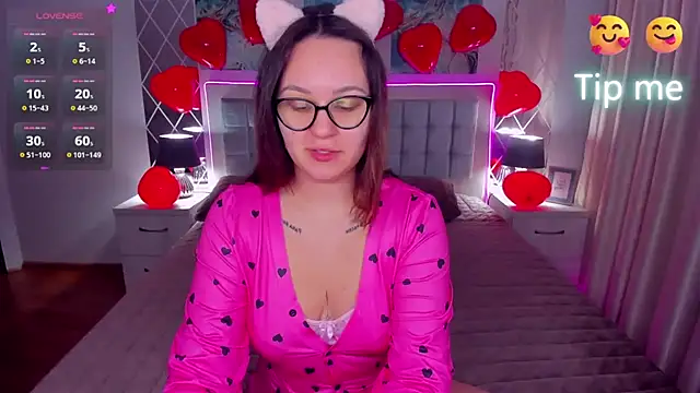 Snapshot of EsterLogan chatting on February 14, 5:30 am EsterLogan online show from February 14, 5:30 am