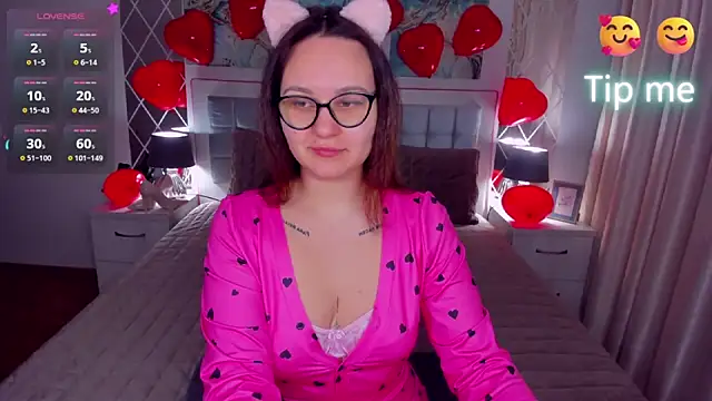 Snapshot of EsterLogan chatting on February 15, 6:55 am EsterLogan online show from February 15, 6:55 am
