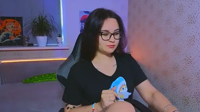 Snapshot of EsterLogan chatting on October 12, 8:24 am EsterLogan online show from October 12, 8:24 am