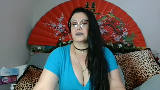 Snapshot of x__KHALEESI__x chatting on June 6, 6:56 pm x KHALEESI x online show from June 6, 6:56 pm