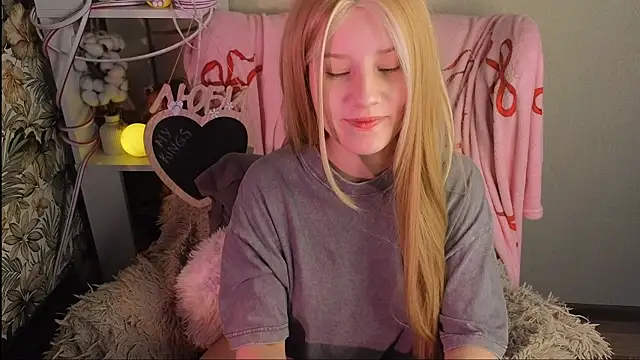 sarakaell online show from March 12, 1:45 am