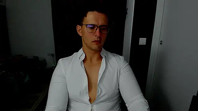 Snapshot of sexxymuscles4u chatting on October 3, 7:27 am sexxymuscles4u online show from October 3, 7:27 am