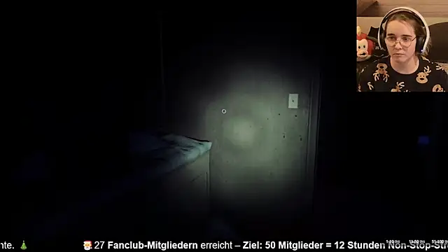 Snapshot of GamerGirl_Eve chatting on December 14, 7:36 pm GamerGirl Eve online show from December 14, 7:36 pm