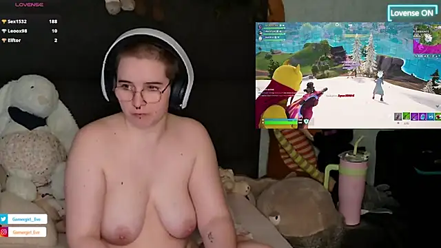 Snapshot of GamerGirl_Eve chatting on March 6, 10:04 pm GamerGirl Eve online show from March 6, 10:04 pm