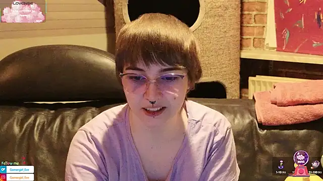 Snapshot of GamerGirl_Eve chatting on October 15, 6:08 pm GamerGirl Eve online show from October 15, 6:08 pm