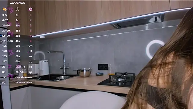 BondGirll online show from December 8, 9:35 am