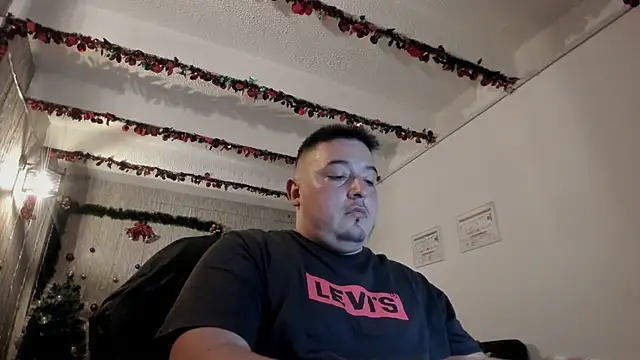 Snapshot of antonycruz chatting on December 24, 5:44 pm antonycruz online show from December 24, 5:44 pm