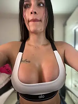 Snapshot of Emmily_19 chatting on November 11, 11:05 pm Emmily 19 online show from November 11, 11:05 pm