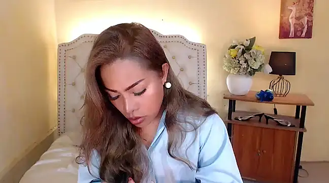 Snapshot of DreamLADYBOY chatting on December 13, 6:21 am DreamLADYBOY online show from December 13, 6:21 am