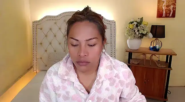 Snapshot of DreamLADYBOY chatting on December 27, 12:39 am DreamLADYBOY online show from December 27, 12:39 am