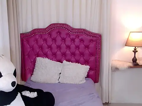 Snapshot of DreamLADYBOY chatting on October 5, 10:29 pm DreamLADYBOY online show from October 5, 10:29 pm