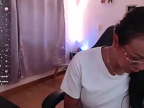 Snapshot of emmily_castro chatting on October 28, 1:03 pm emmily castro online show from October 28, 1:03 pm