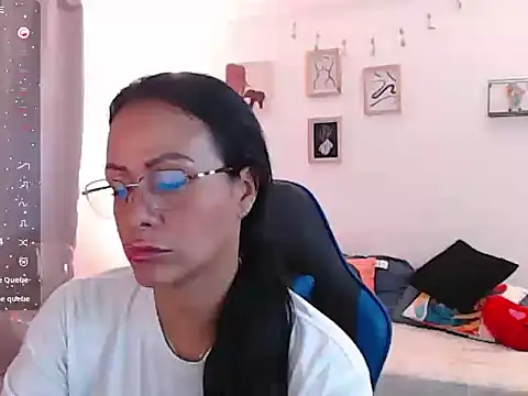 Snapshot of emmily_castro chatting on November 14, 1:54 pm emmily castro online show from November 14, 1:54 pm