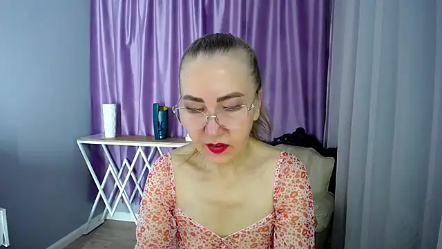 Snapshot of queen_a_n_i chatting on December 3, 9:55 am queen a n i online show from December 3, 9:55 am