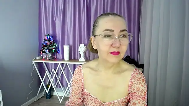 Snapshot of queen_a_n_i chatting on December 4, 8:12 am queen a n i online show from December 4, 8:12 am