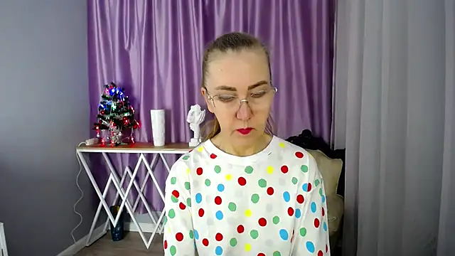 Snapshot of queen_a_n_i chatting on December 4, 11:41 am queen a n i online show from December 4, 11:41 am