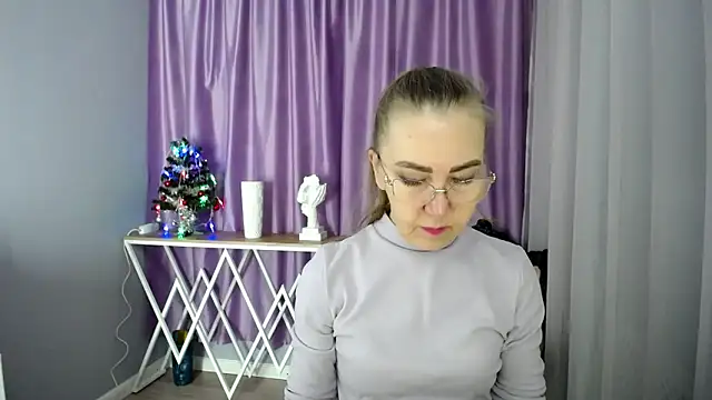 Snapshot of queen_a_n_i chatting on December 5, 5:59 am queen a n i online show from December 5, 5:59 am