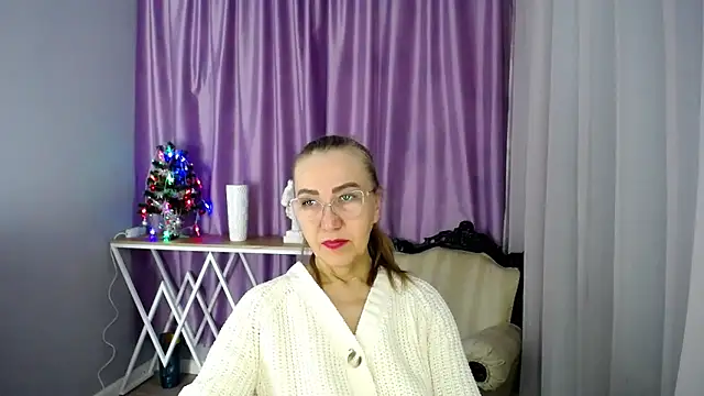 Snapshot of queen_a_n_i chatting on December 5, 9:39 am queen a n i online show from December 5, 9:39 am