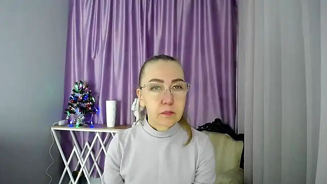 Snapshot of queen_a_n_i chatting on December 7, 7:49 am queen a n i online show from December 7, 7:49 am