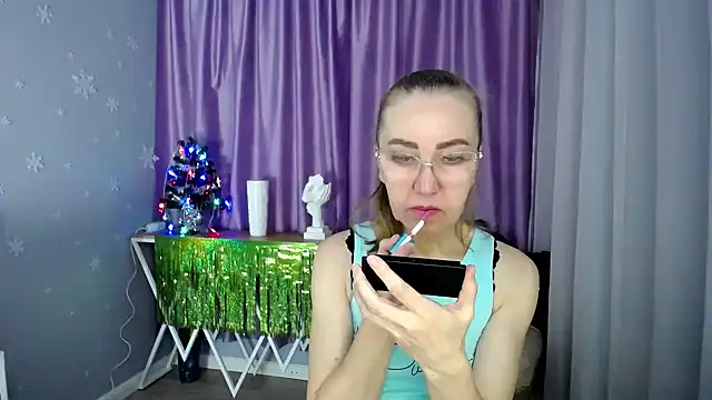Snapshot of queen_a_n_i chatting on December 12, 8:25 am queen a n i online show from December 12, 8:25 am