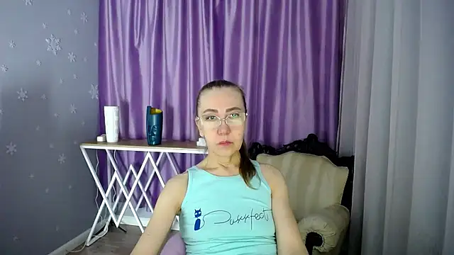 Snapshot of queen_a_n_i chatting on February 1, 5:39 am queen a n i online show from February 1, 5:39 am