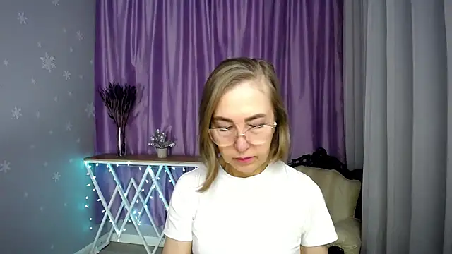 queen a n i online show from April 18, 9:02 am