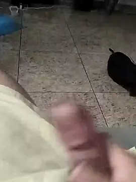 Snapshot of vini4016 chatting on December 17, 10:44 am vini4016 online show from December 17, 10:44 am