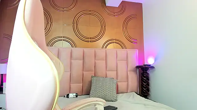 Snapshot of valeriaa19 chatting on March 6, 9:03 am valeriaa19 online show from March 6, 9:03 am