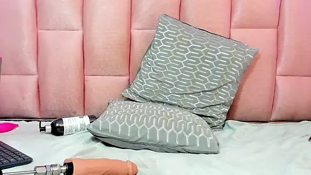 Snapshot of valeriaa19 chatting on March 8, 8:33 am valeriaa19 online show from March 8, 8:33 am