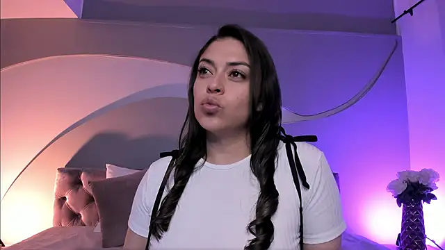 Nicolle W online show from February 5, 11:55 am