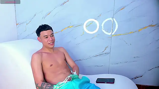 Snapshot of SecretsParty chatting on November 1, 8:22 pm SecretsParty online show from November 1, 8:22 pm