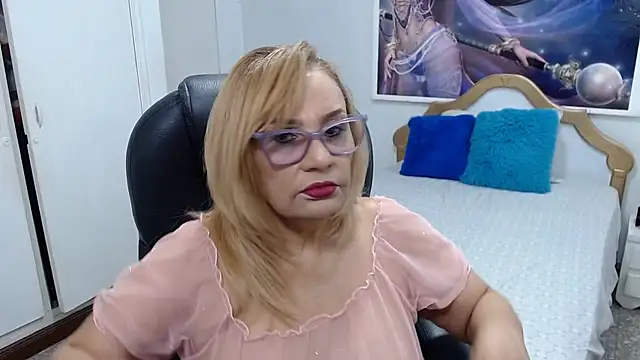 Snapshot of emiliaa_hot chatting on June 19, 6:01 pm emiliaa hot online show from June 19, 6:01 pm