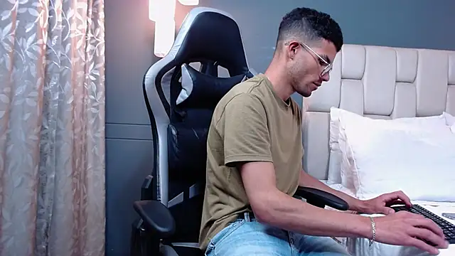 Snapshot of Luis_Negreteth chatting on November 27, 10:23 pm Luis Negreteth online show from November 27, 10:23 pm