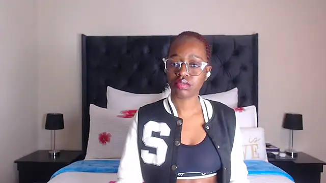 Snapshot of Sexynaughty_Gal chatting on December 4, 8:06 pm Sexynaughty Gal online show from December 4, 8:06 pm