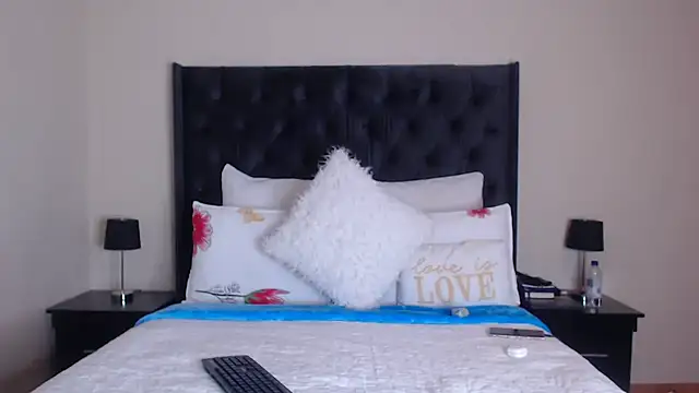 Snapshot of Sexynaughty_Gal chatting on December 5, 6:59 pm Sexynaughty Gal online show from December 5, 6:59 pm