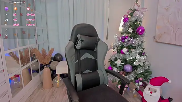 LeahJones  online show from December 14, 5:07 pm