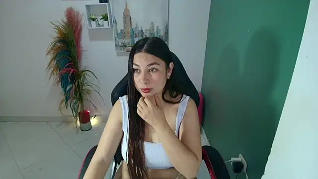 Snapshot of bella_99_ chatting on February 13, 1:18 pm bella 99 online show from February 13, 1:18 pm