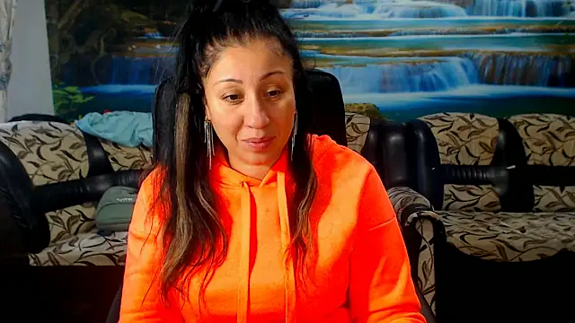 Snapshot of MoistMady chatting on November 10, 1:54 pm MoistMady online show from November 10, 1:54 pm