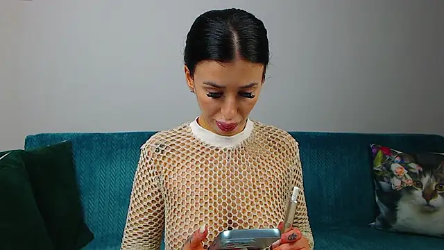 SaraDaisy online show from February 6, 6:00 pm